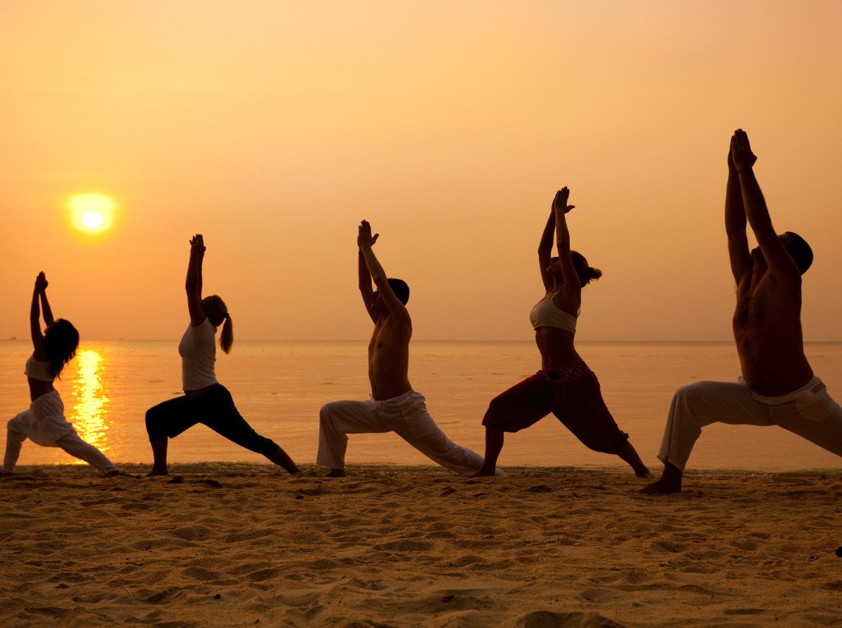 Sesión de yoga en Playa Esmeralda