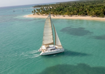 Paseo en Catamarán en Playa Esmeralda