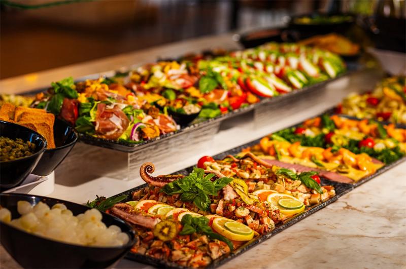 Buffet gourmet en Playa Esmeralda, Miches – Variedad de sabores caribeños