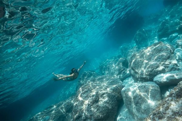 Agua cristalina y fondo marino en Playa Esmeralda