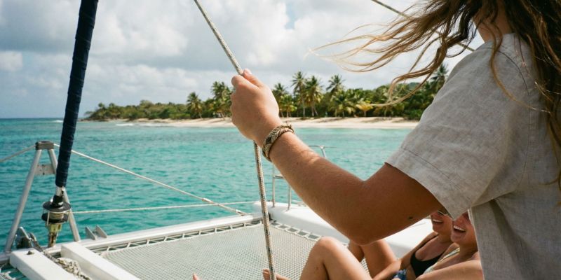 Detalle de vela de catamarán navegando en Playa Esmeralda