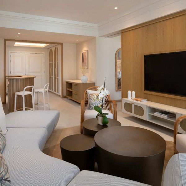 Sala de estar amplia en la Preferred Club Master Suite de Dreams Playa Esmeralda Resort & Spa